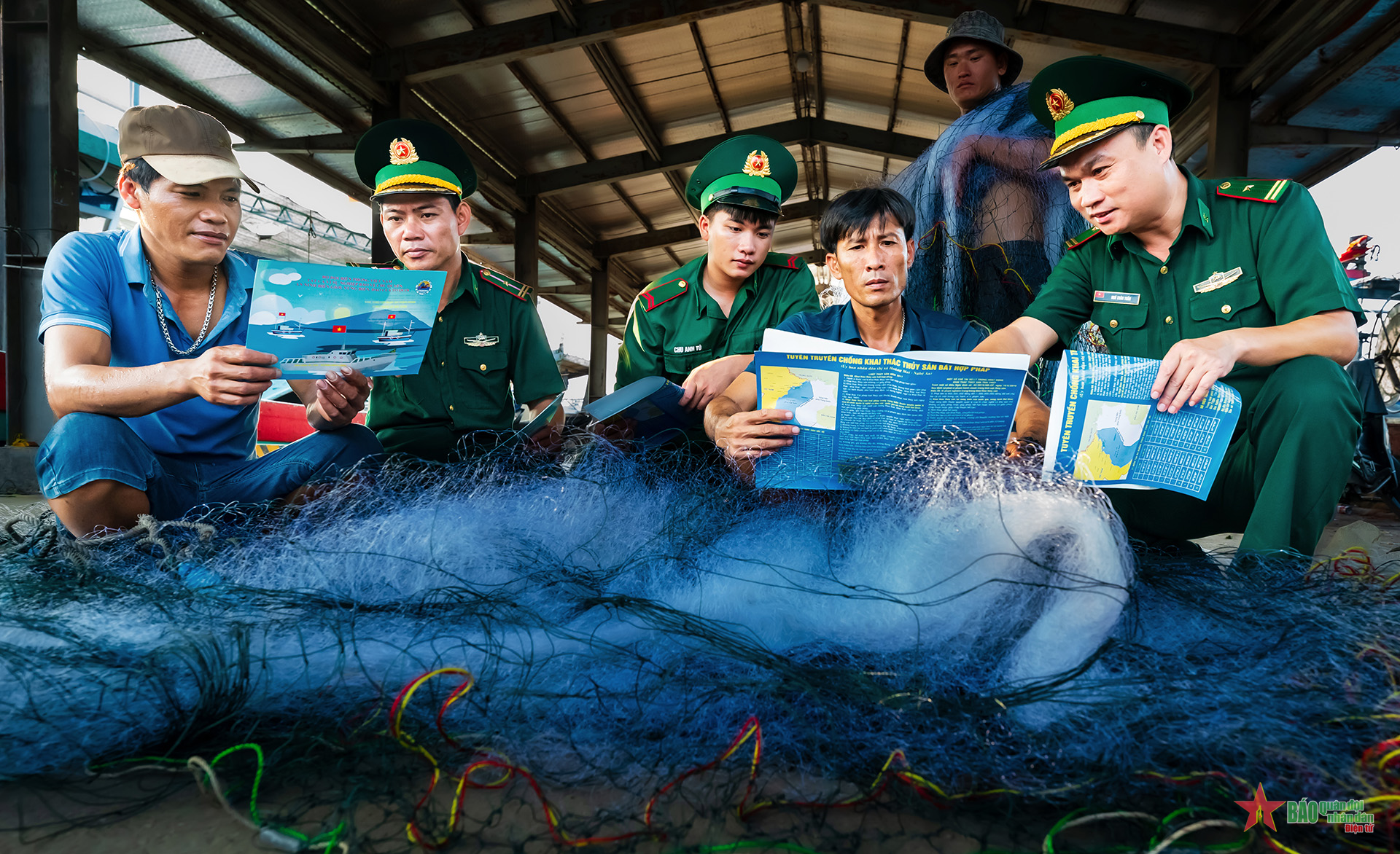 Cán bộ, chiến sĩ biên phòng tuyên truyền Luật Biển cho ngư dân